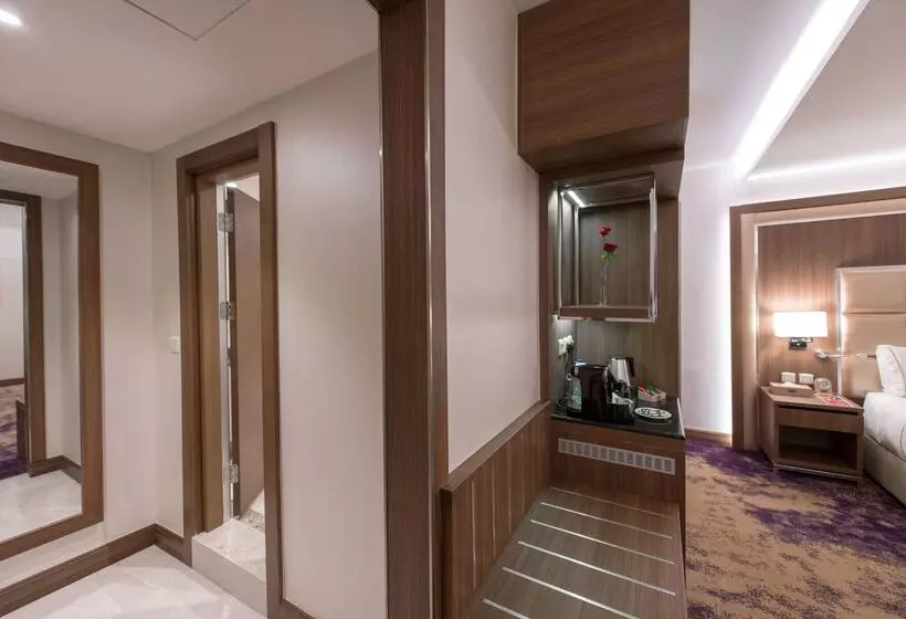 בית מלון כפרי Ramada By Wyndham Continental Jeddah