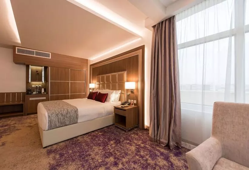 בית מלון כפרי Ramada By Wyndham Continental Jeddah