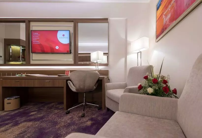 בית מלון כפרי Ramada By Wyndham Continental Jeddah