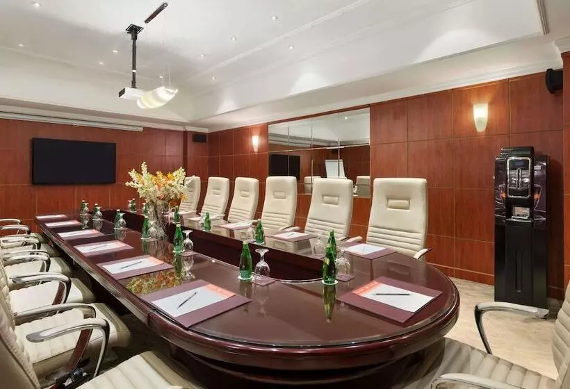 בית מלון כפרי Ramada By Wyndham Continental Jeddah