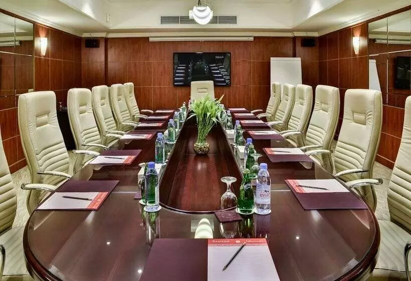 בית מלון כפרי Ramada By Wyndham Continental Jeddah