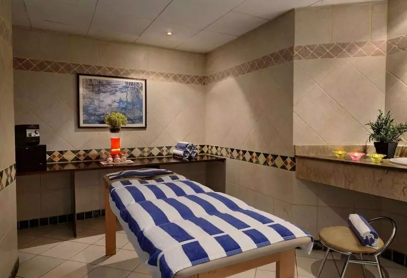 בית מלון כפרי Ramada By Wyndham Continental Jeddah