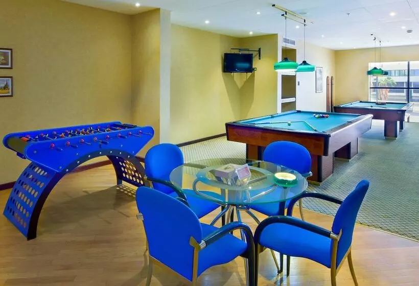 בית מלון כפרי Ramada By Wyndham Continental Jeddah