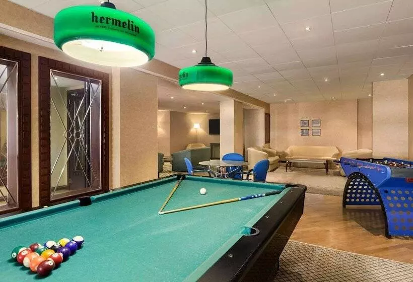 בית מלון כפרי Ramada By Wyndham Continental Jeddah