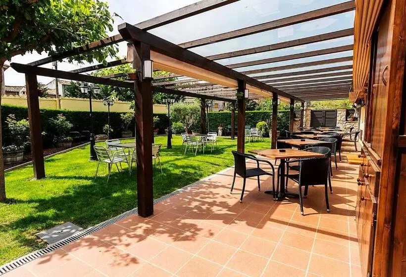 Отель Restaurante La Quadra