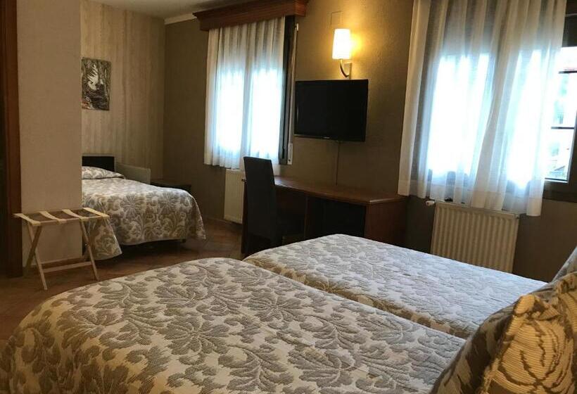 فندق Restaurante La Quadra