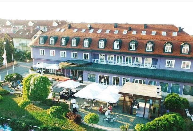 בית מלון כפרי Phoenix