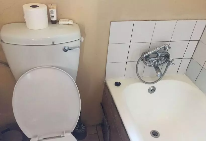 پانسیون Namane Guest House