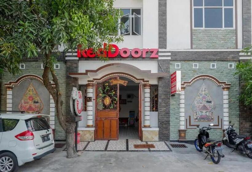 فندق Reddoorz Near Stasiun Purwosari
