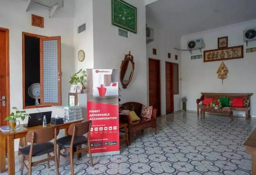 ホテル Reddoorz Near Stasiun Purwosari