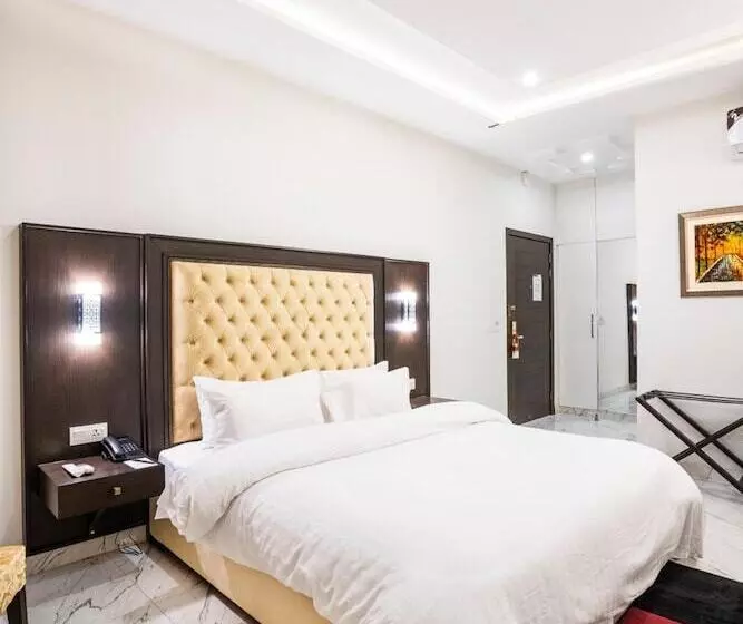 هتل One Mm Alam Road Lahore