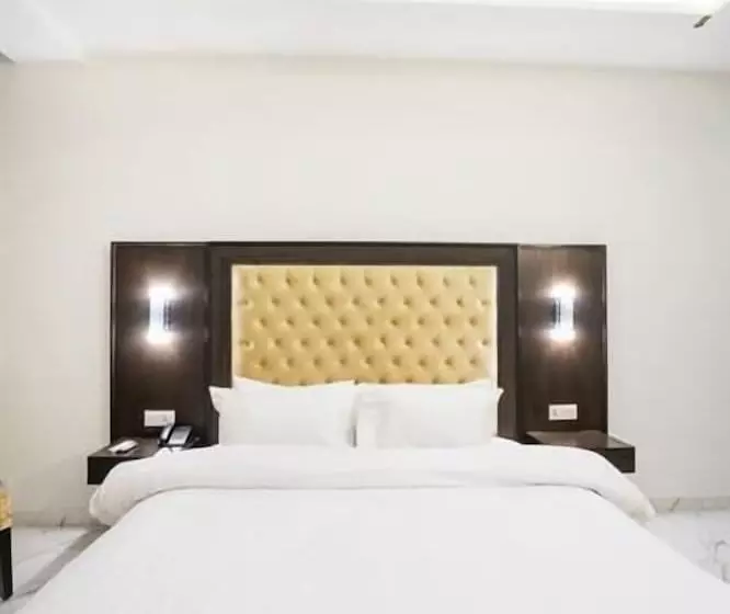 هتل One Mm Alam Road Lahore