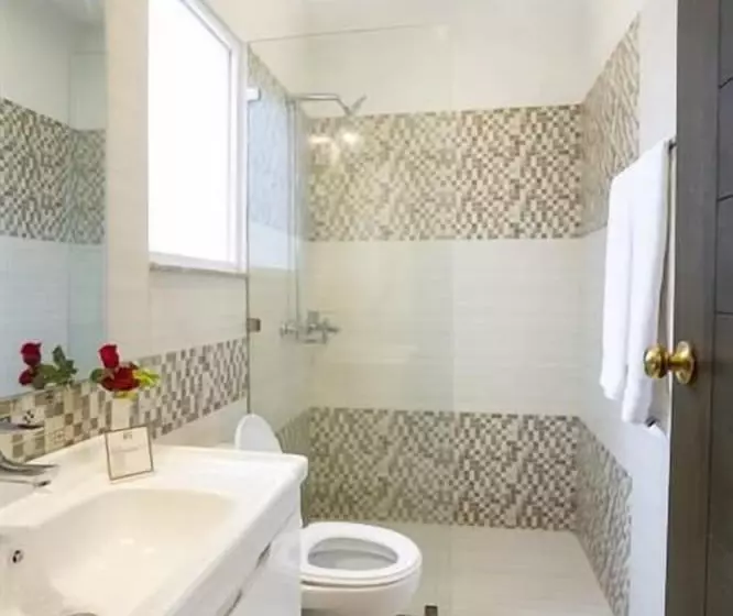 هتل One Mm Alam Road Lahore