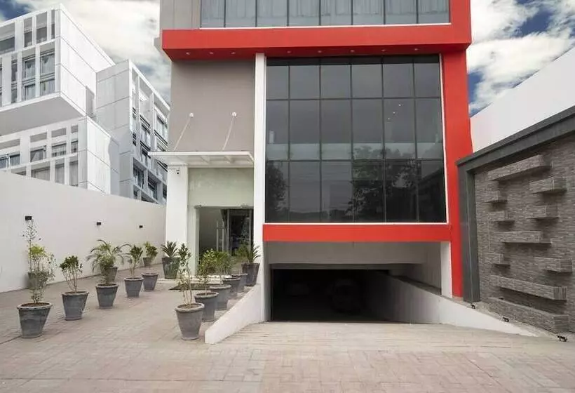 هتل One Mm Alam Road Lahore