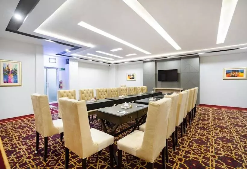 هتل One Mm Alam Road Lahore