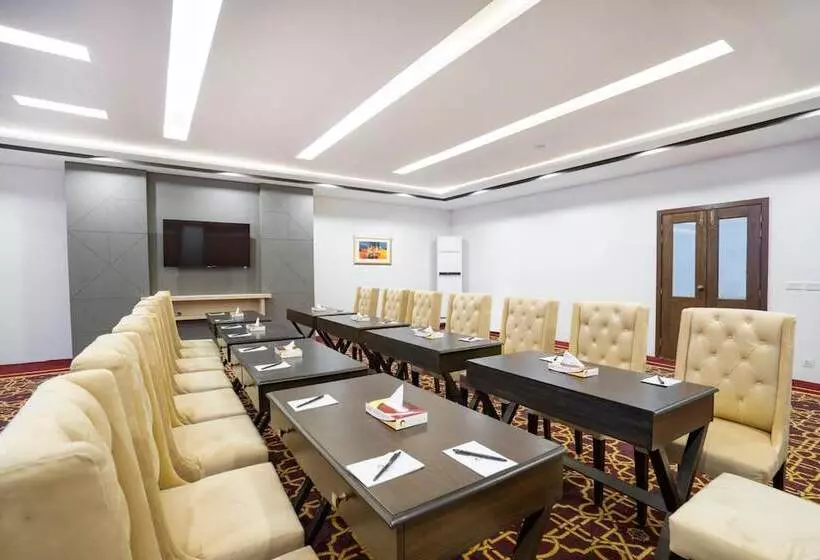 هتل One Mm Alam Road Lahore