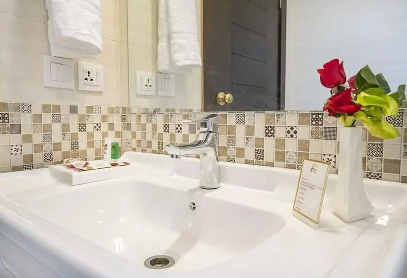 هتل One Mm Alam Road Lahore