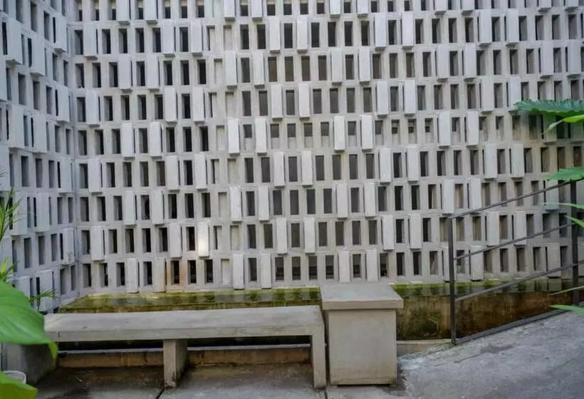 Hotelli Reddoorz Plus Near Kawasan Sam Poo Kong Semarang