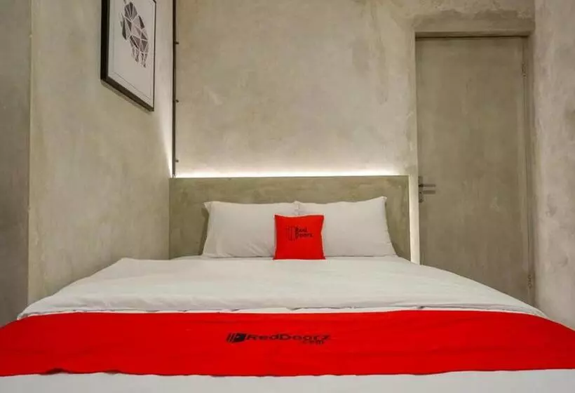 Hotelli Reddoorz Plus Near Kawasan Sam Poo Kong Semarang
