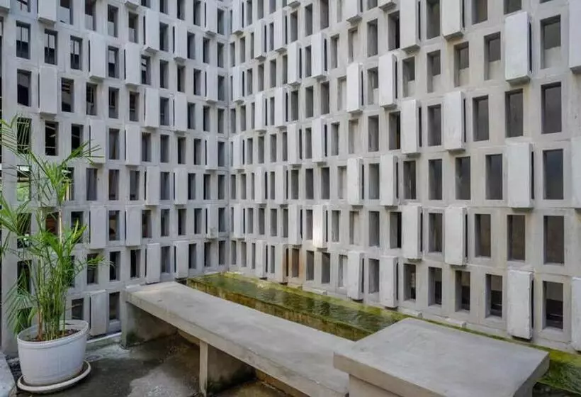 Hotelli Reddoorz Plus Near Kawasan Sam Poo Kong Semarang