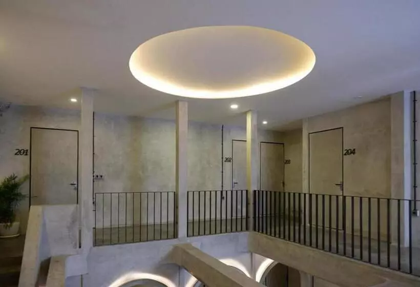 Hotelli Reddoorz Plus Near Kawasan Sam Poo Kong Semarang