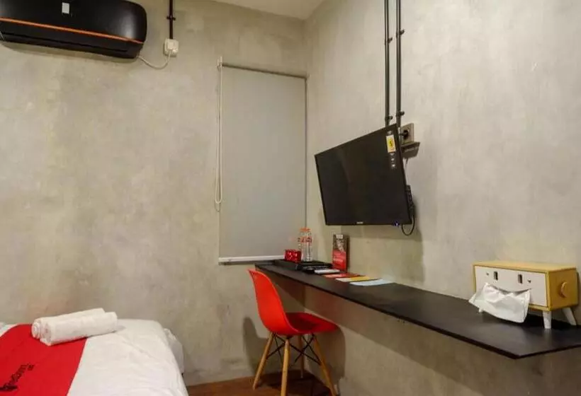 Hotelli Reddoorz Plus Near Kawasan Sam Poo Kong Semarang