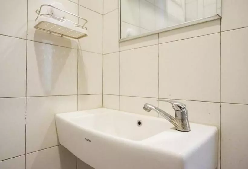 Hotelli Reddoorz Plus Near Kawasan Sam Poo Kong Semarang