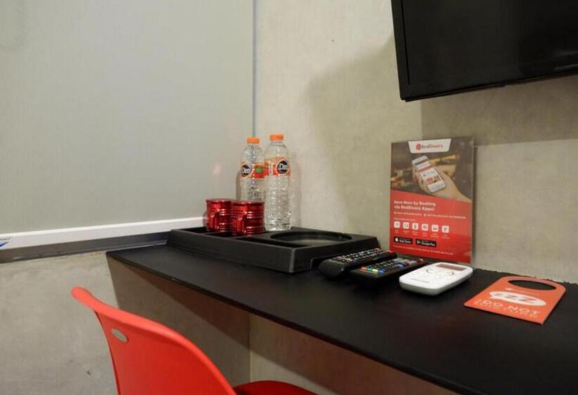 בית מלון כפרי Reddoorz Plus Near Kawasan Sam Poo Kong Semarang