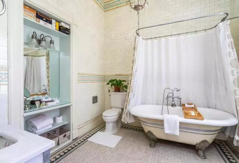 Aamiaismajoitus (B&B) Burke Mansion