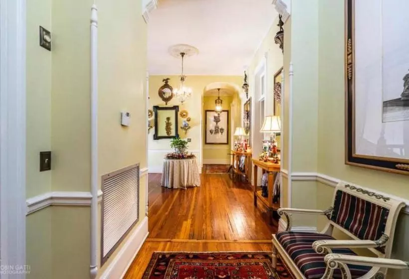 Aamiaismajoitus (B&B) Burke Mansion