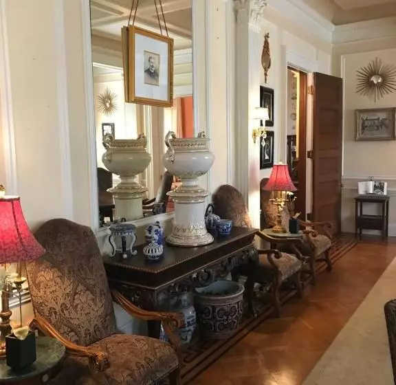 Aamiaismajoitus (B&B) Burke Mansion