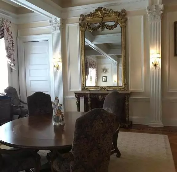 Aamiaismajoitus (B&B) Burke Mansion