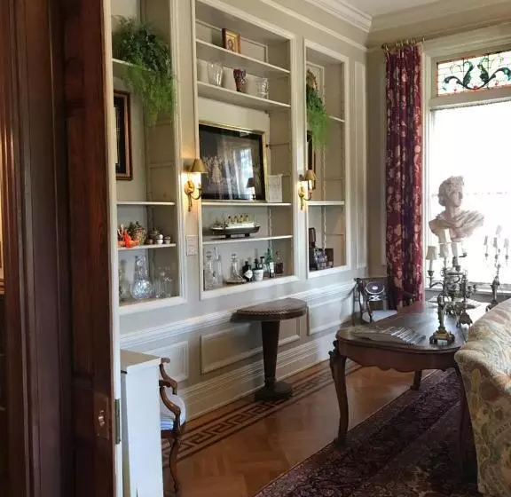 Aamiaismajoitus (B&B) Burke Mansion