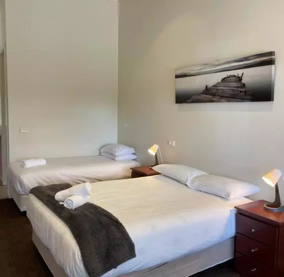 Falcon Hotel Motel