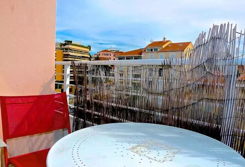 Lovely Modern Top Floor Apartment In Central Cannes Just A Short Walk From The Beaches And The Palai