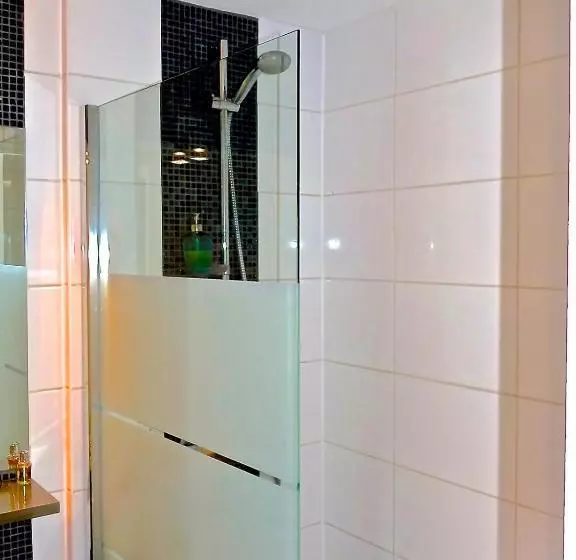 Lovely Modern Top Floor Apartment In Central Cannes Just A Short Walk From The Beaches And The Palai