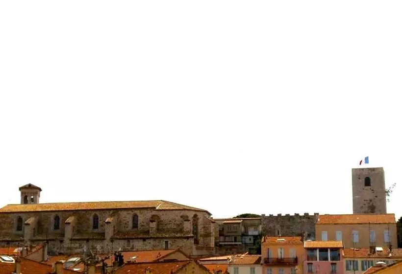 Lovely Modern Top Floor Apartment In Central Cannes Just A Short Walk From The Beaches And The Palai