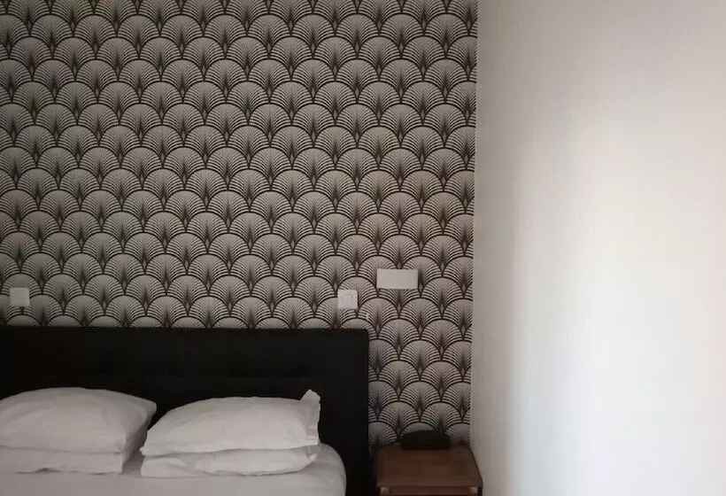 هتل De La Perdrix Rouge