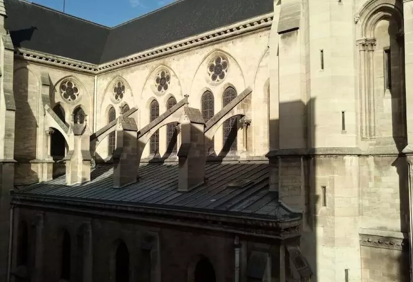 هتل De La Perdrix Rouge