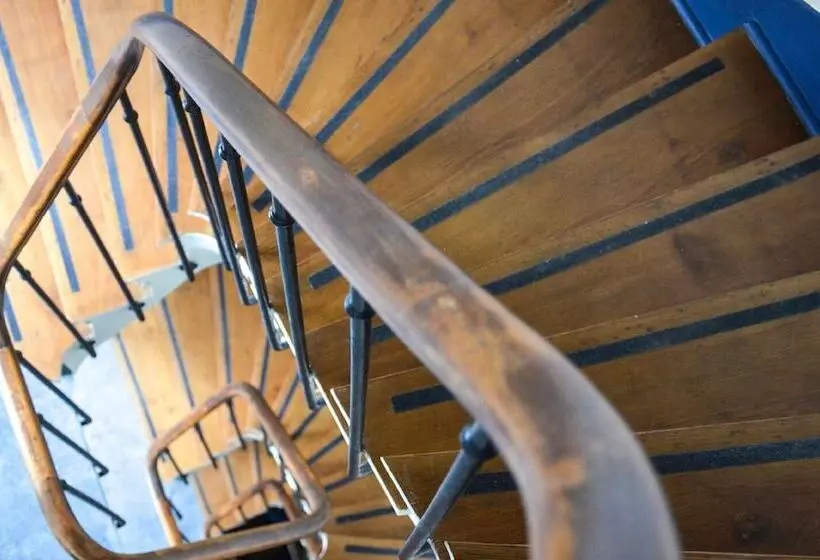 هتل De La Perdrix Rouge