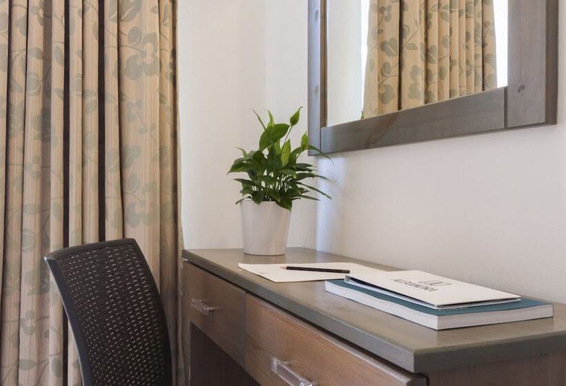 فندق Rooms By Alexandra