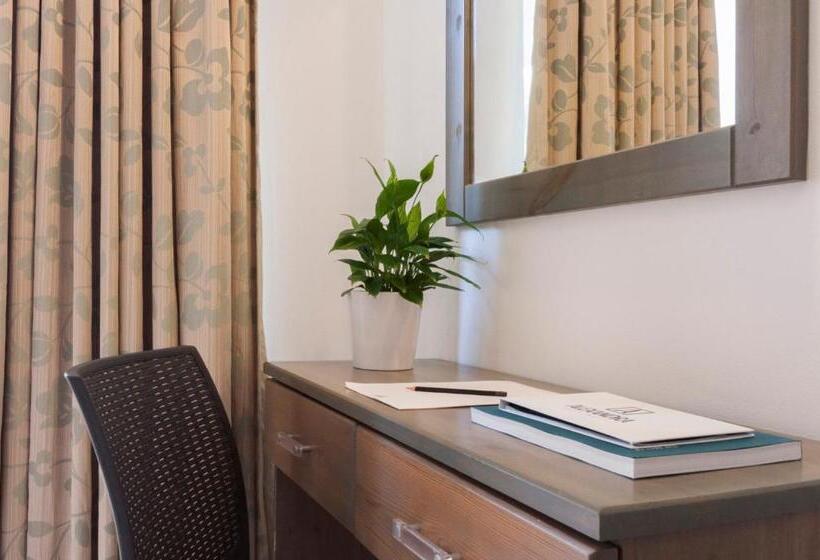 فندق Rooms By Alexandra