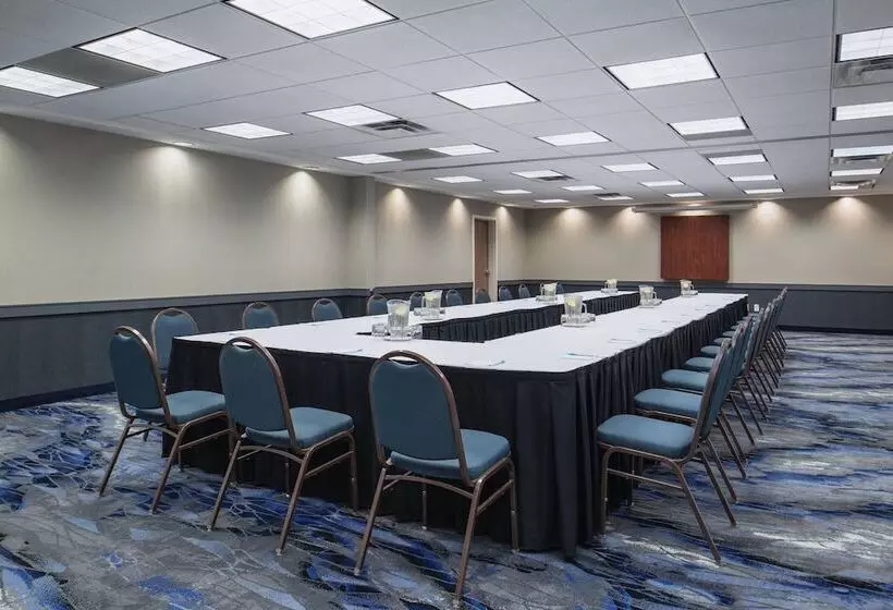 هتل Fairfield Inn & Suites By Marriott Kelowna