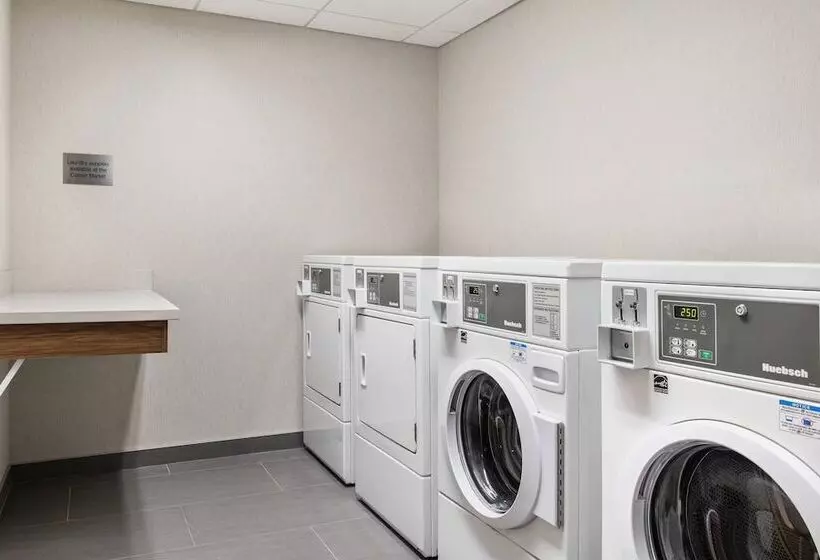 هتل Fairfield Inn & Suites By Marriott Kelowna