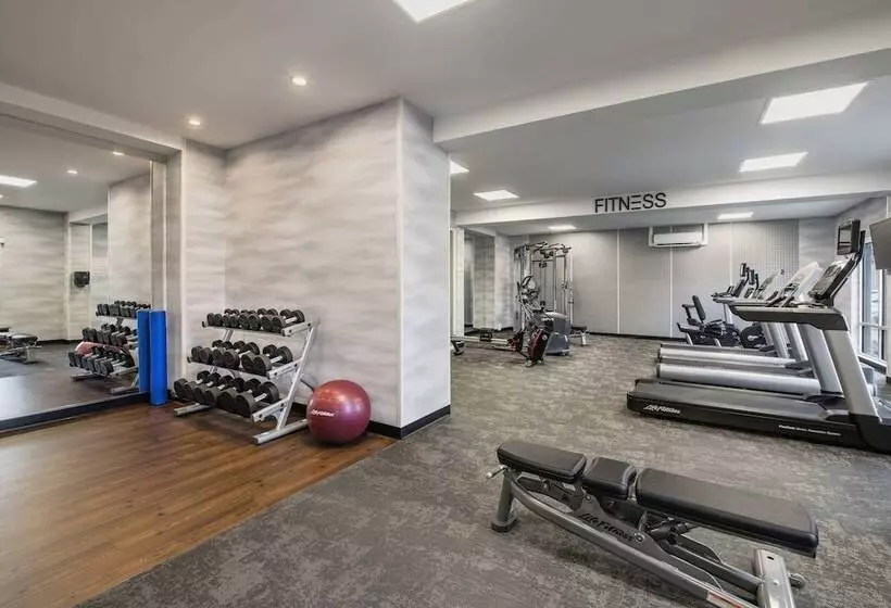 هتل Fairfield Inn & Suites By Marriott Kelowna