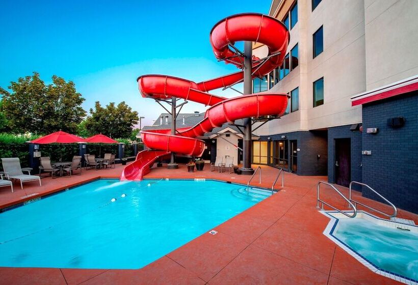 فندق Fairfield Inn & Suites By Marriott Kelowna