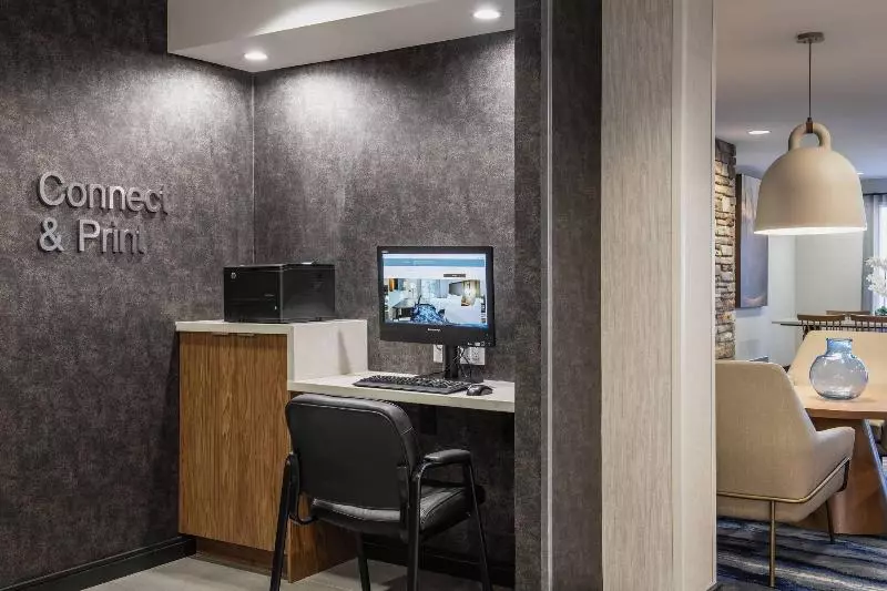 هتل Fairfield Inn & Suites By Marriott Kelowna