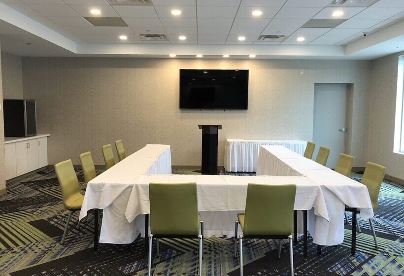 فندق Holiday Inn Express & Suites Halifax Airport, An Ihg