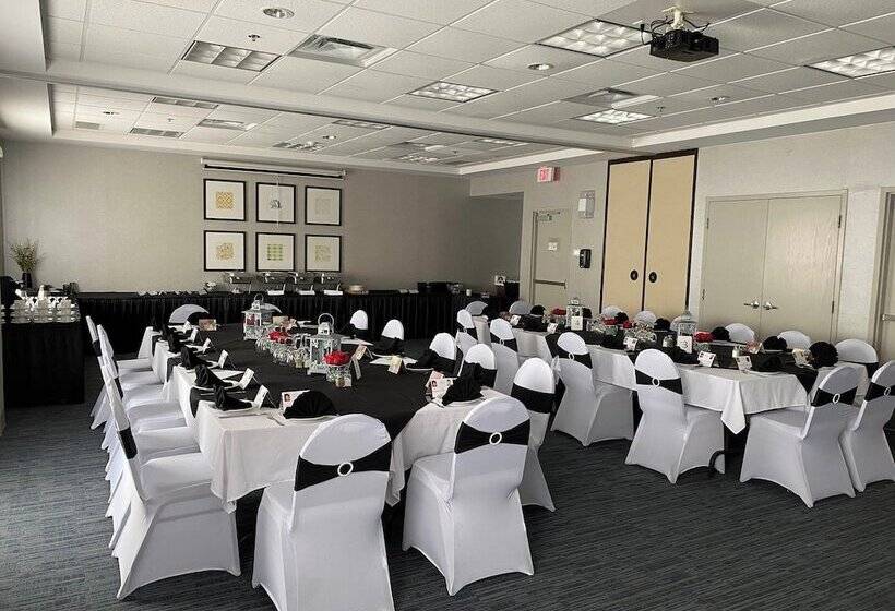 בית מלון כפרי Holiday Inn Express & Suites   Belleville, An Ihg