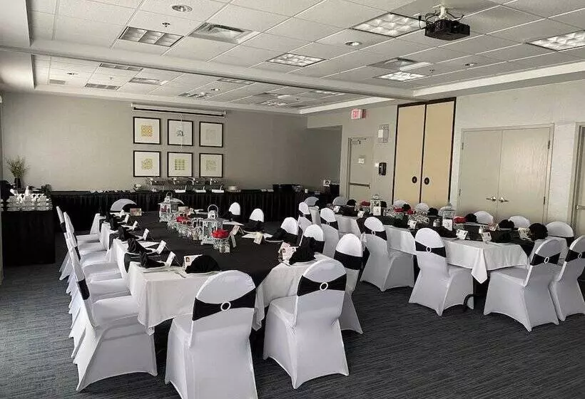 Отель Holiday Inn Express & Suites Belleville, An Ihg